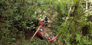 Concórdia ​Mulher fica gravemente ferida após veículo cair em ribanceira