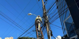 Celesc e empresas de telefonia retiraram cerca de 70 toneladas de cabos irregulares de postes em 2024