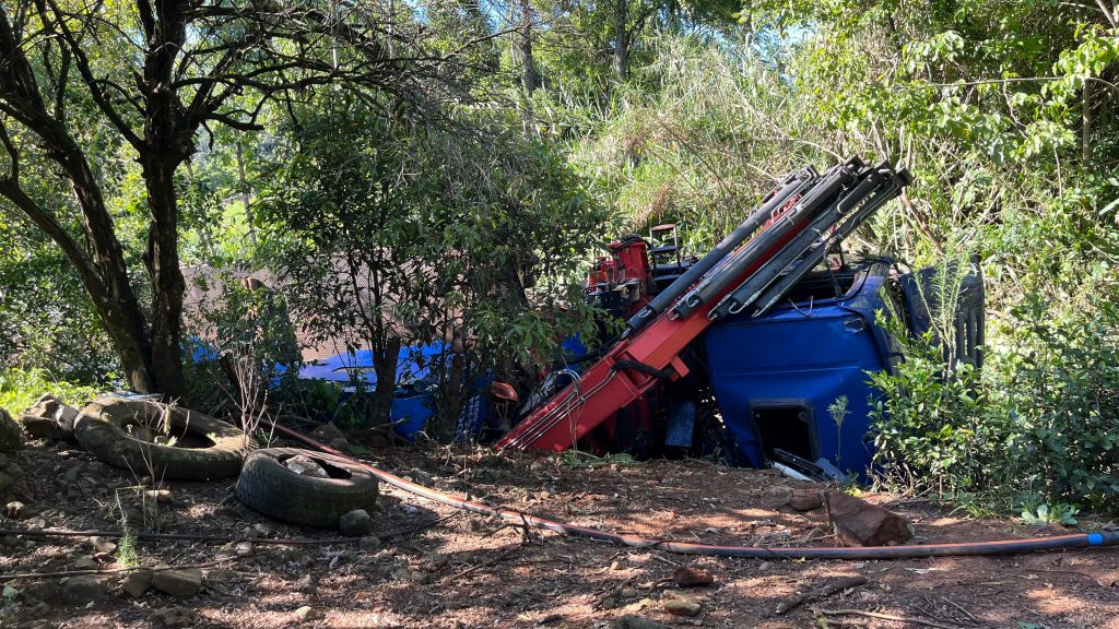 Caminhão tomba nas proximidades da ponte do Contorno Viário em Seara