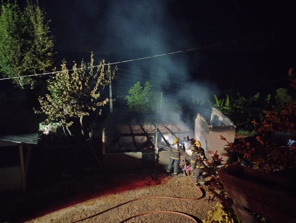 Residência é destruída por incêndio em Xaxim