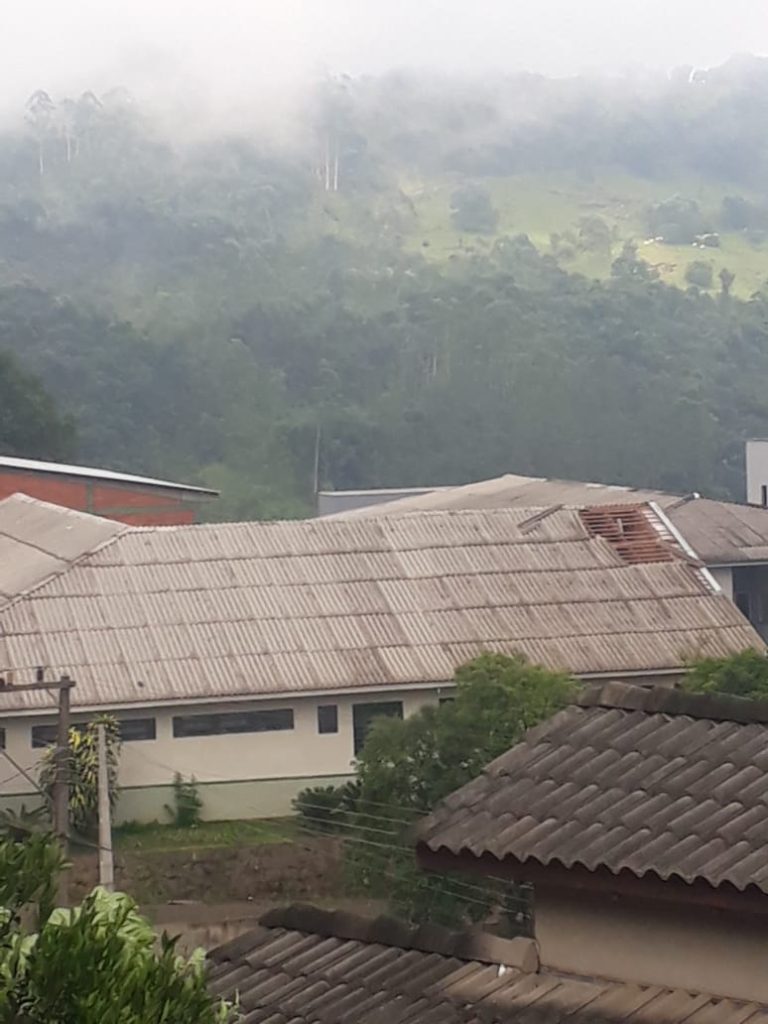 Ventos fortes provocam danos em Arvoredo