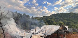 Galpão é destruído por incêndio em linha Dois Irmãos