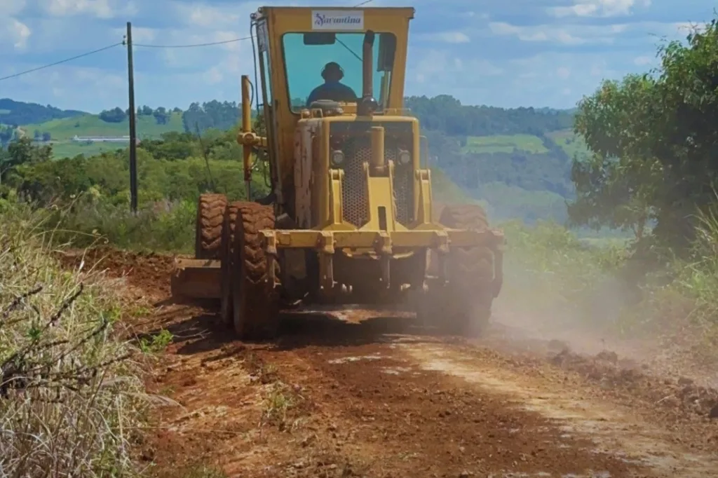 Segue o patrolamento de estradas no interior de Xavantina