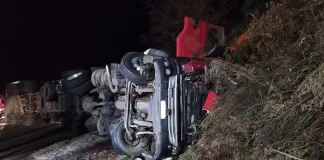 Carreta tomba na BR-282 em Ponte Serrada