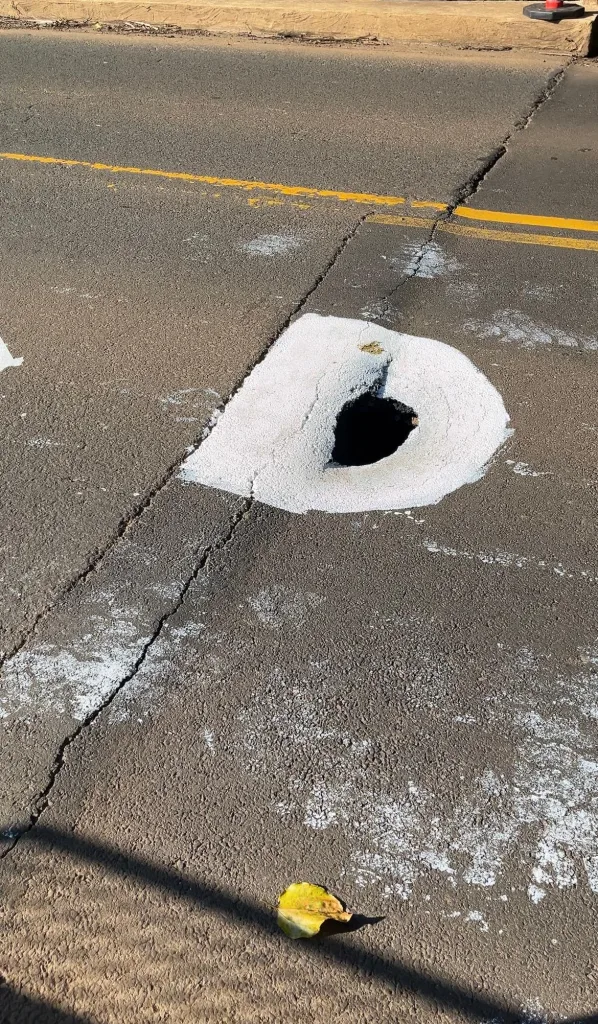 Buraco surge na cabeceira da ponte sobre o rio Engano, na SC-283