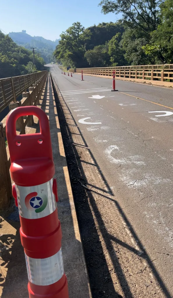 Buraco surge na cabeceira da ponte sobre o rio Engano, na SC-283