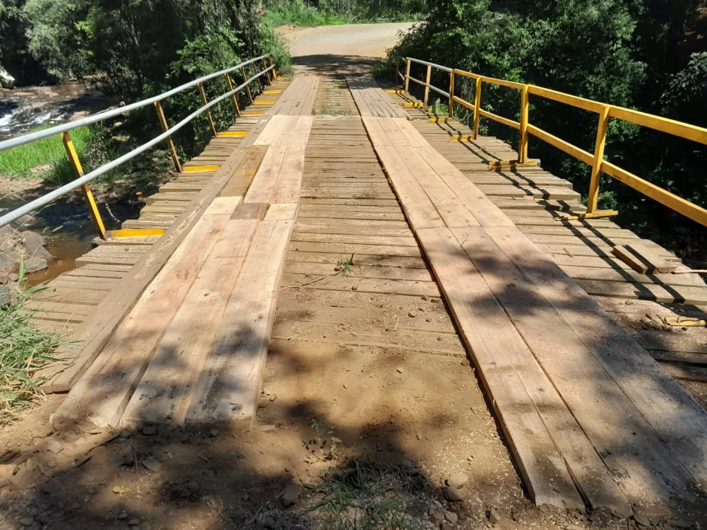 Ponte de madeira em linha Caçador recebe novas pranchas