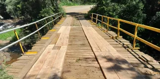 Ponte de madeira em linha Caçador recebe novas pranchas