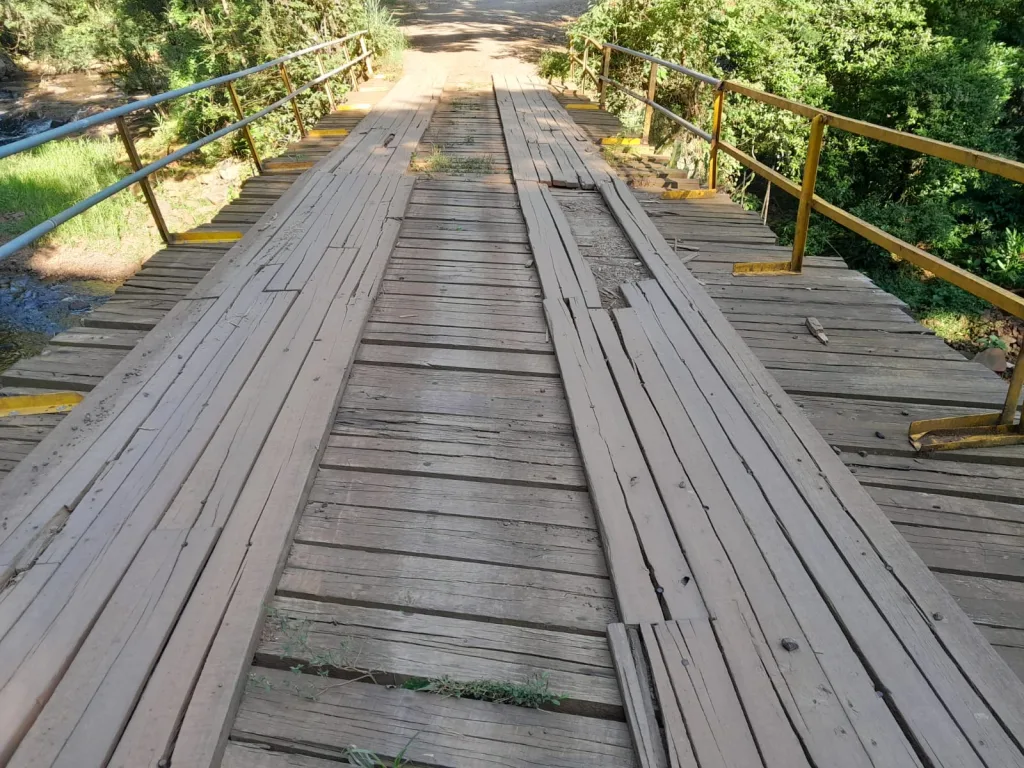 Ponte de madeira em linha Caçador recebe novas pranchas