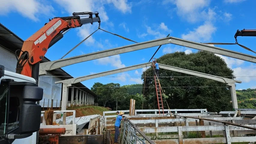 Cobertura do galpão de remates é iniciada