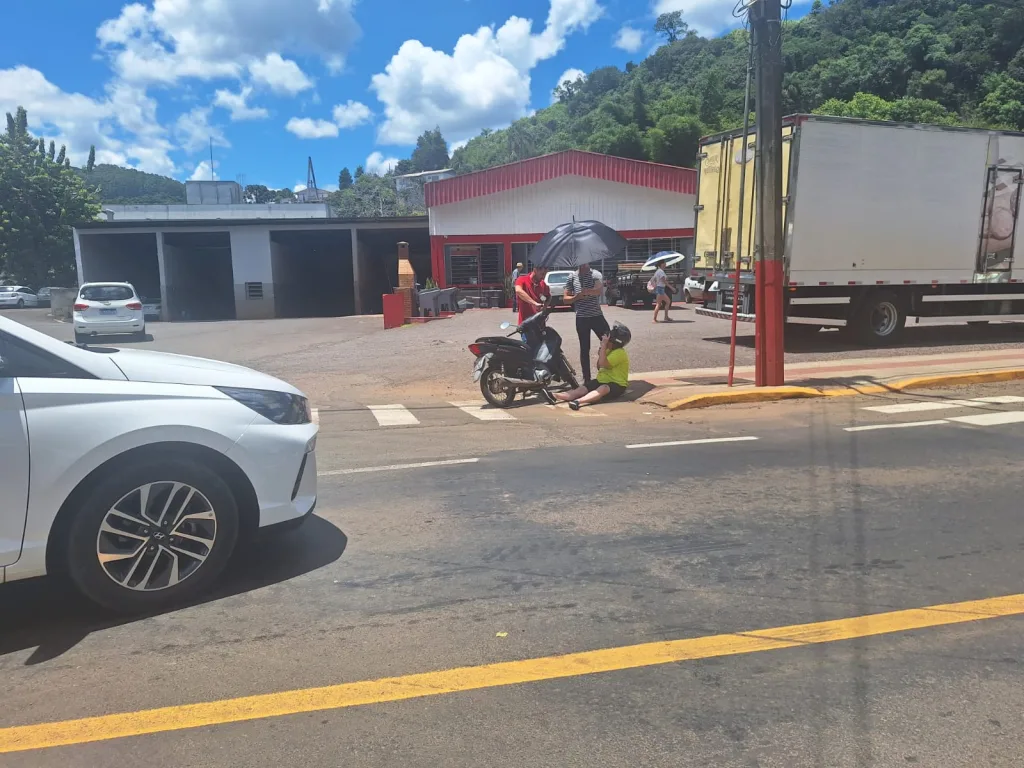 Colisão entre carro e moto é registrada na avenida beira Rio