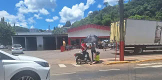 Colisão entre carro e moto é registrada na avenida beira Rio