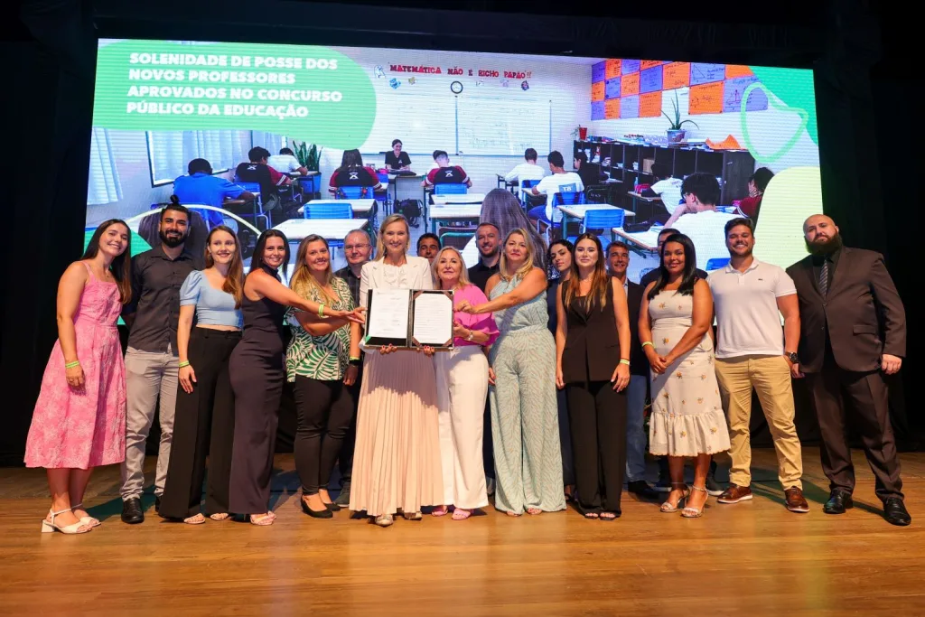 Professores nomeados no maior concurso público da história da Educação de SC são empossados