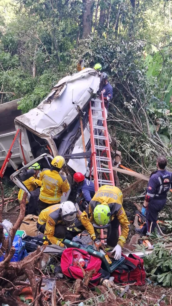 Vídeo Caminhão fica destruído em acidente no acesso a Paial