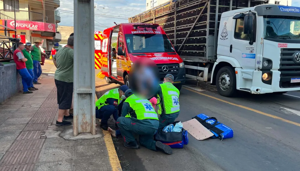 Acidente entre carro e moto na avenida Herculano Zanuzzo