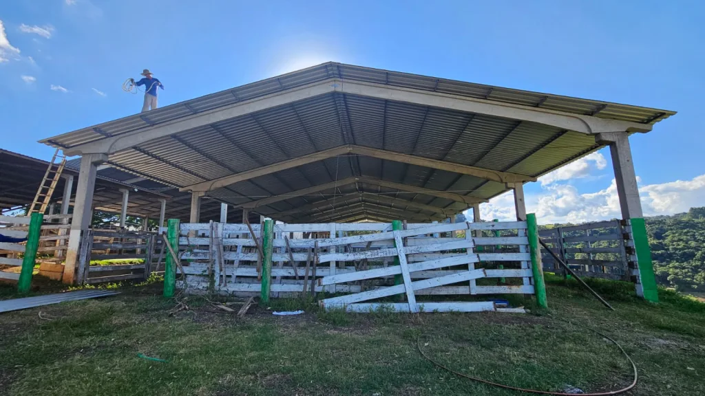 Concluída a cobertura do Galpão de Remates em Seara