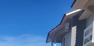 Caminhão invade quintal de residência em Quilombo