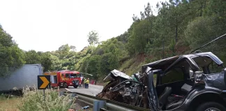 Colisão entre carro e caminhão na BR-282 em Saudades