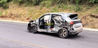 Grave acidente envolve dois caminhões e um carro na BR-153