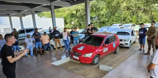 Taxistas e motoristas de aplicativo em Seara recebem adesivo de regularização
