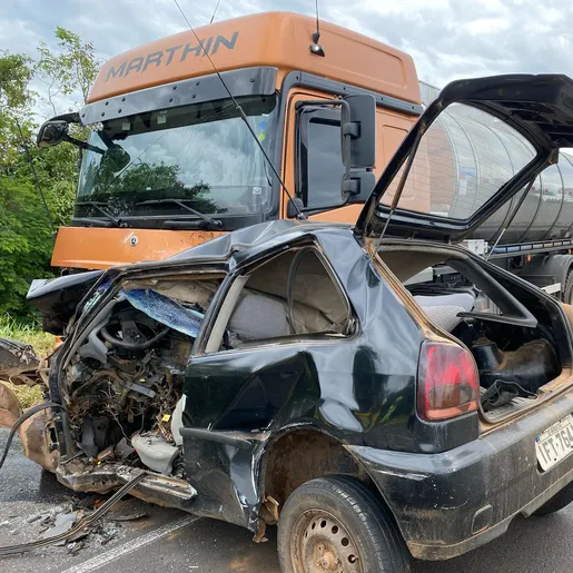 Homem morre em grave acidente entre carro e caminhão na BR-282