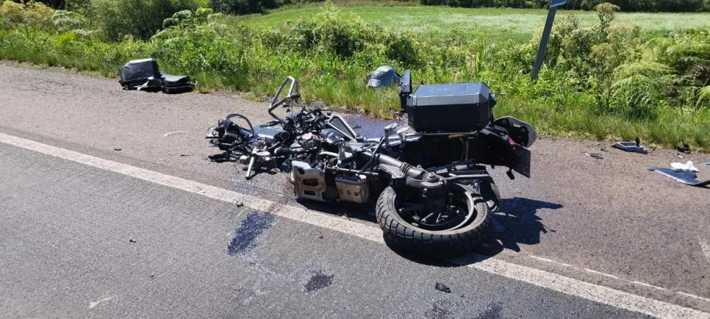 Motocicleta sofre danos de elevada monta em colisão na BR-282