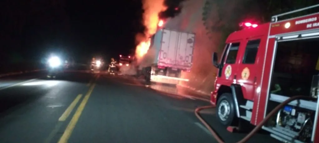 Carreta é destruída por incêndio na BR-153
