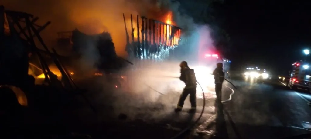 Carreta é destruída por incêndio na BR-153