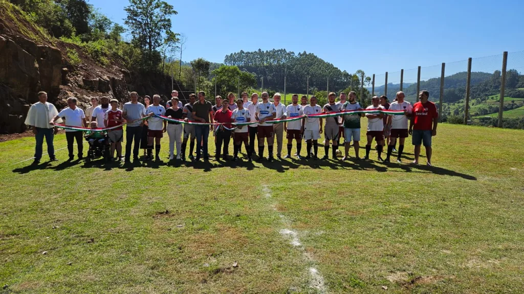 Campo de futebol suíço em linha Ariranhazinha é inaugurado