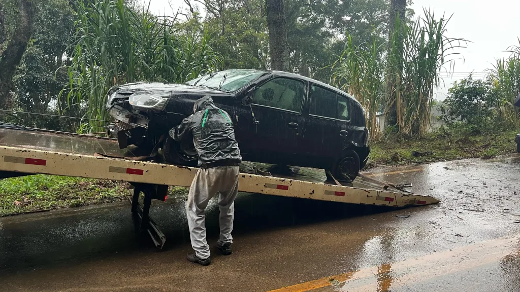 Veículo sai da pista na SC-155 em Seara