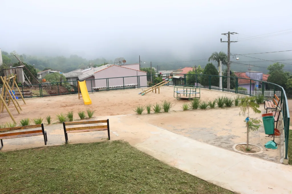 Prefeitura de Concórdia segue na limpeza e manutenção de praças e parquinhos infantis
