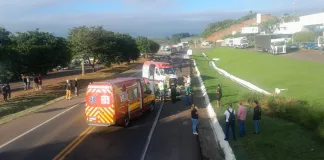 Motociclista fica gravemente ferido em colisão com caminhão na BR-282