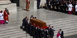 Começo da missa do funeral do papa Francisco — Foto: Kai Pfaffenbach/Reuters