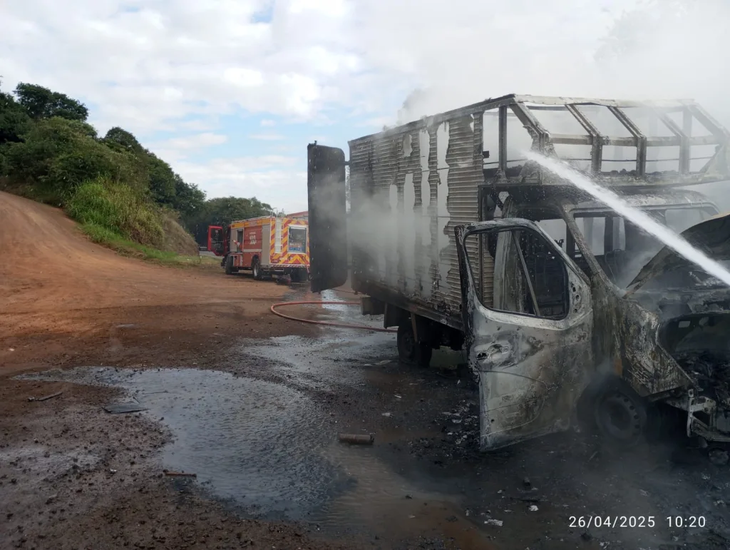 Incêndio destrói furgão em Pinhalzinho
