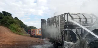 Incêndio destrói furgão em Pinhalzinho