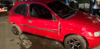 Acidente entre carro e moto deixa dois feridos no bairro Industrial