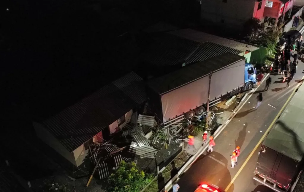 Caminhão colide em carro e casa em Irani