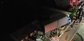 Caminhão colide em carro e casa em Irani