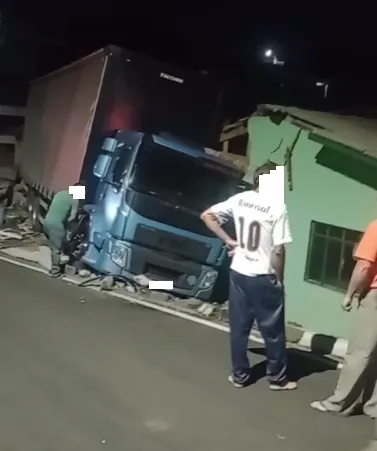 Caminhão colide em carro e casa em Irani