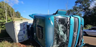 Carreta com placas de Seara tomba em Capinzal