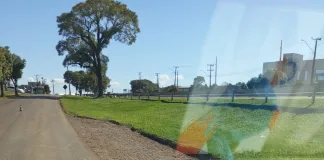 Homem fica gravemente ferido em acidente entre moto e empilhadeira