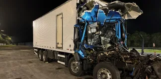 Caminhão de empresa de Seara se envolve em grave acidente em Curitiba