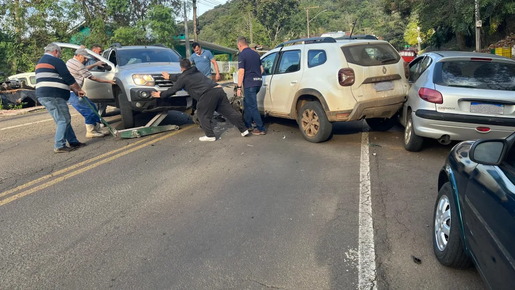Acidente entre dois carros é registrado na rua do Comércio