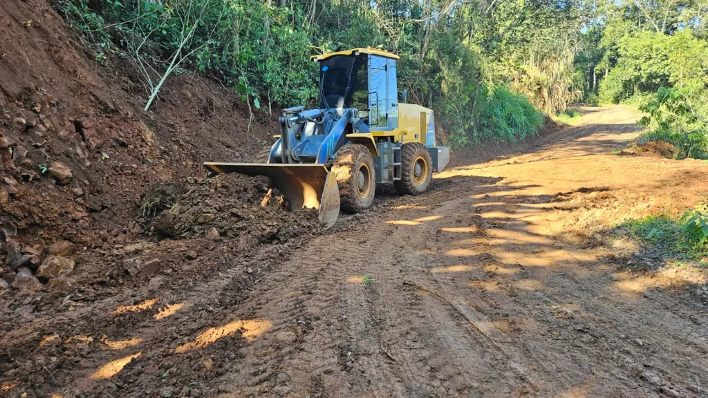 Alargamento é realizado na estrada de Dom Pedro até a ponte calha