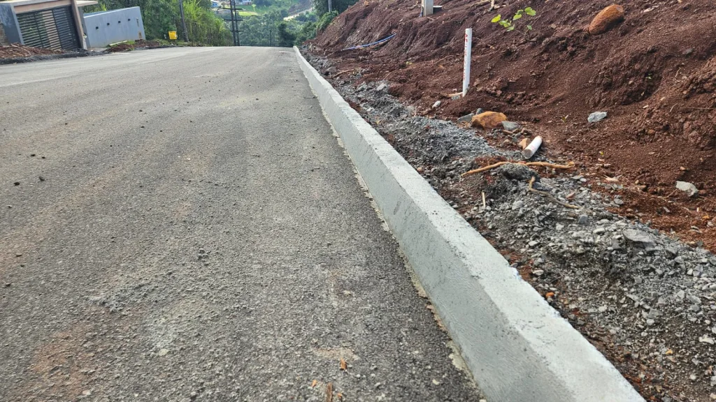 Iniciada a construção de meios-fios na rua João Garghetti