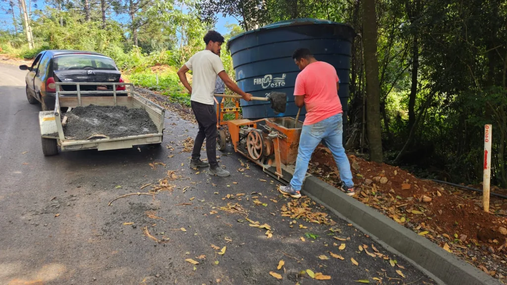 Iniciada a construção de meios-fios na rua João Garghetti