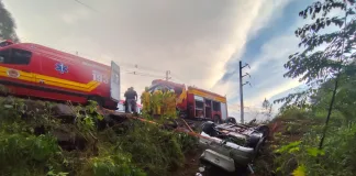 Motorista fica preso em veículo após capotamento em Chapecó