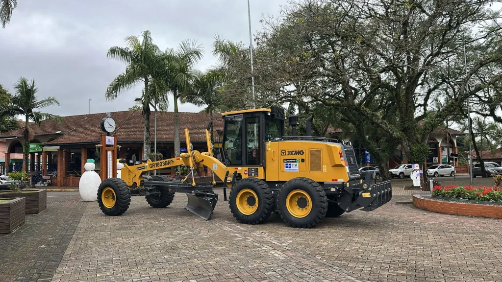 Administração de Itá adquire nova motoniveladora