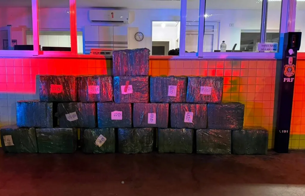 Ação conjunta da PRF e PMRv apreende 330 quilos de maconha e recupera picape roubada na BR-153