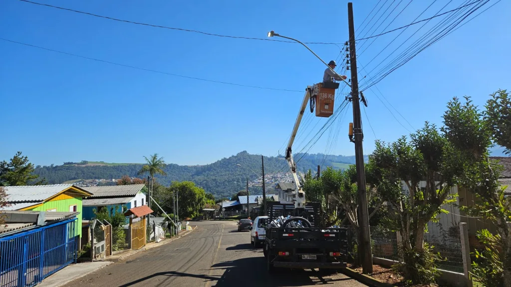 Novas luminárias são instaladas em ruas de Seara